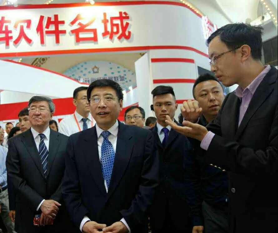 部领导参观中标软件展台 部领导参观中标软件展台
