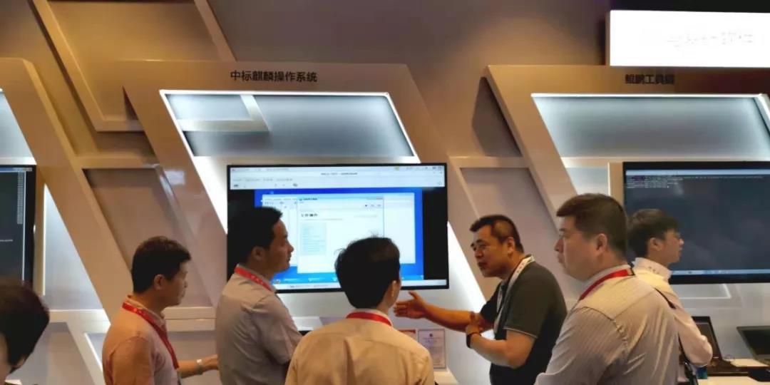 广东省有关领导及客户莅临中标软件展台听取基于鲲鹏的光闸产品汇报 广东省有关领导及客户莅临中标软件展台听取基于鲲鹏的光闸产品汇报