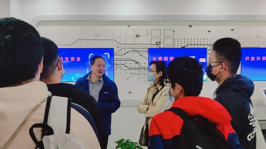 校企合作进行时！南开大学师生参观麒麟软件