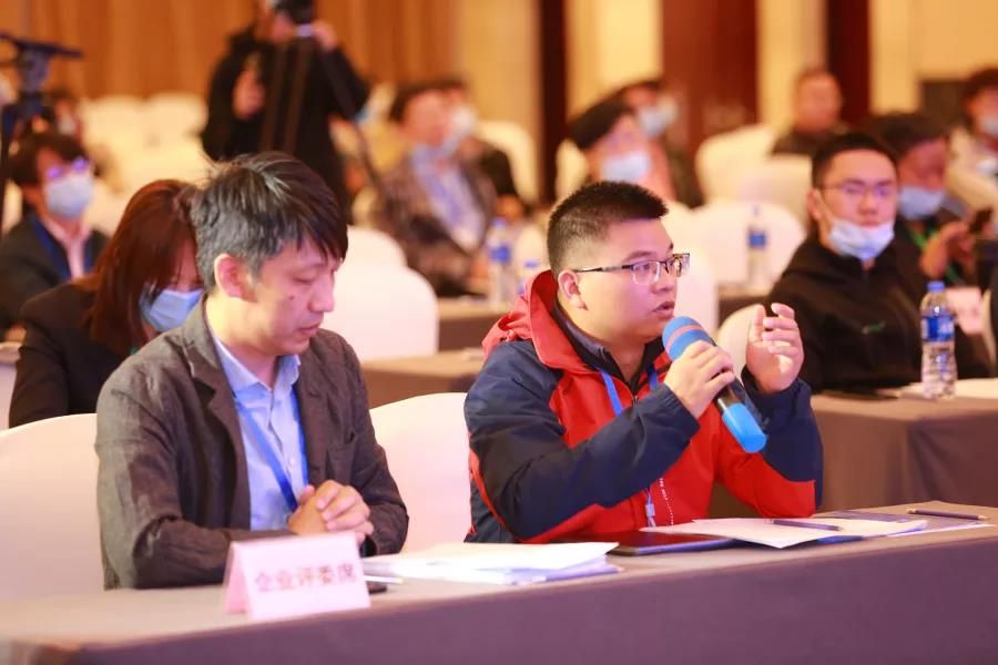 麒麟软件云计算研发部副总经理廖南海、
定制一部软件工程师陈松任大赛评委
